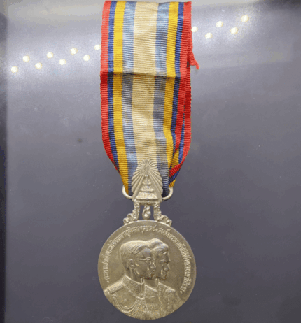 Commemorative coin decorated with ribbon, Royal Visit to Europe (outer block), large print, year 1960