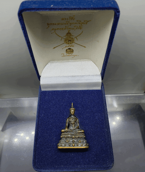 The Phra Kring Phuttha Mahabarami Anupap Phisut Anuttara Sangkham Vichai amulet, in satin copper, is a work by National Artist Ajarn Chakraphan Prosayakrit, created in 2010-2011. It comes with its original box and is rare.